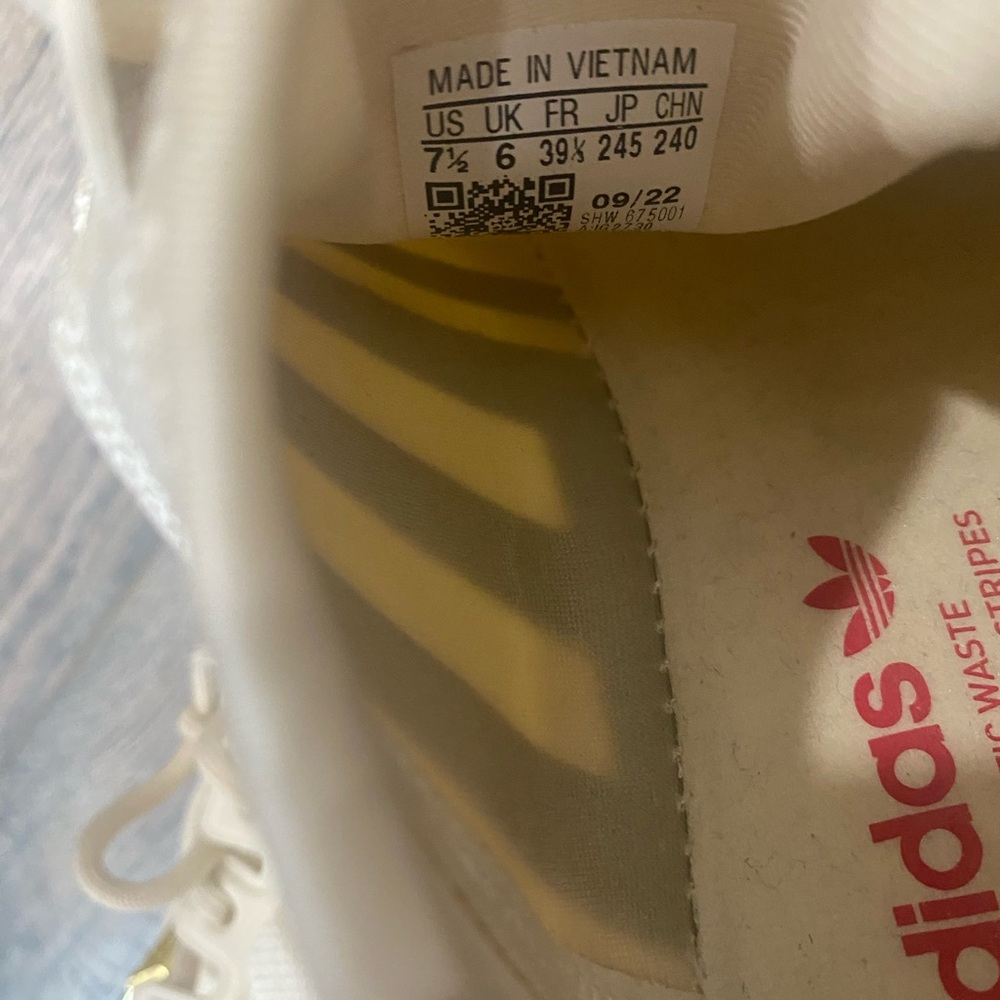 Adidas NMD R1 Valentine’s sneaker - Picture 8 of 14